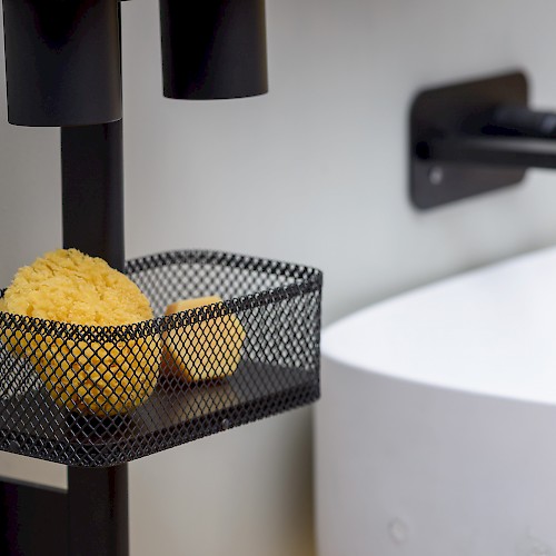 Kupaonska oprema EVER life design | PROP | Monica Graffeo | ogledalo | Modena Keram Ital